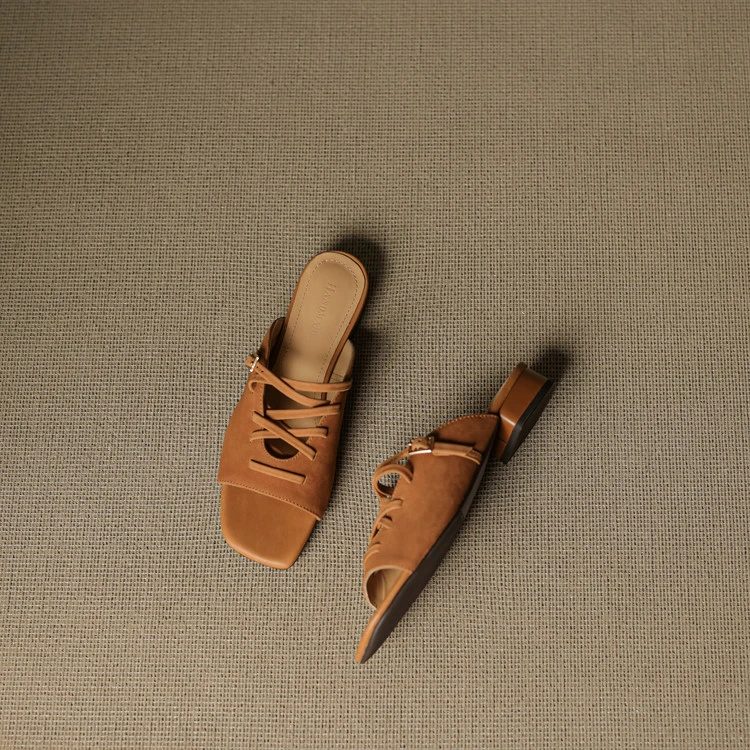 小众设计感方头真皮露趾绑带女夏季新款粗低跟一字拖鞋,拖鞋外穿