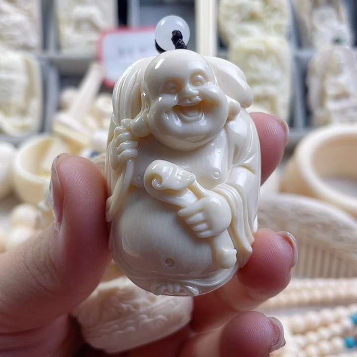 时***雨弥勒雕刻.....脖挂绳子