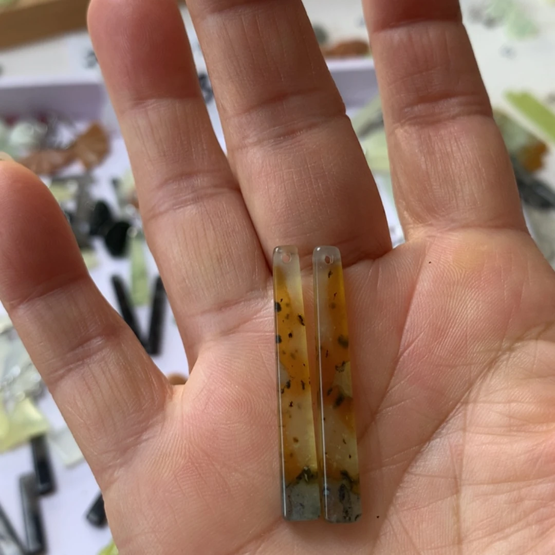 蛇纹石玉未镶嵌耳坠