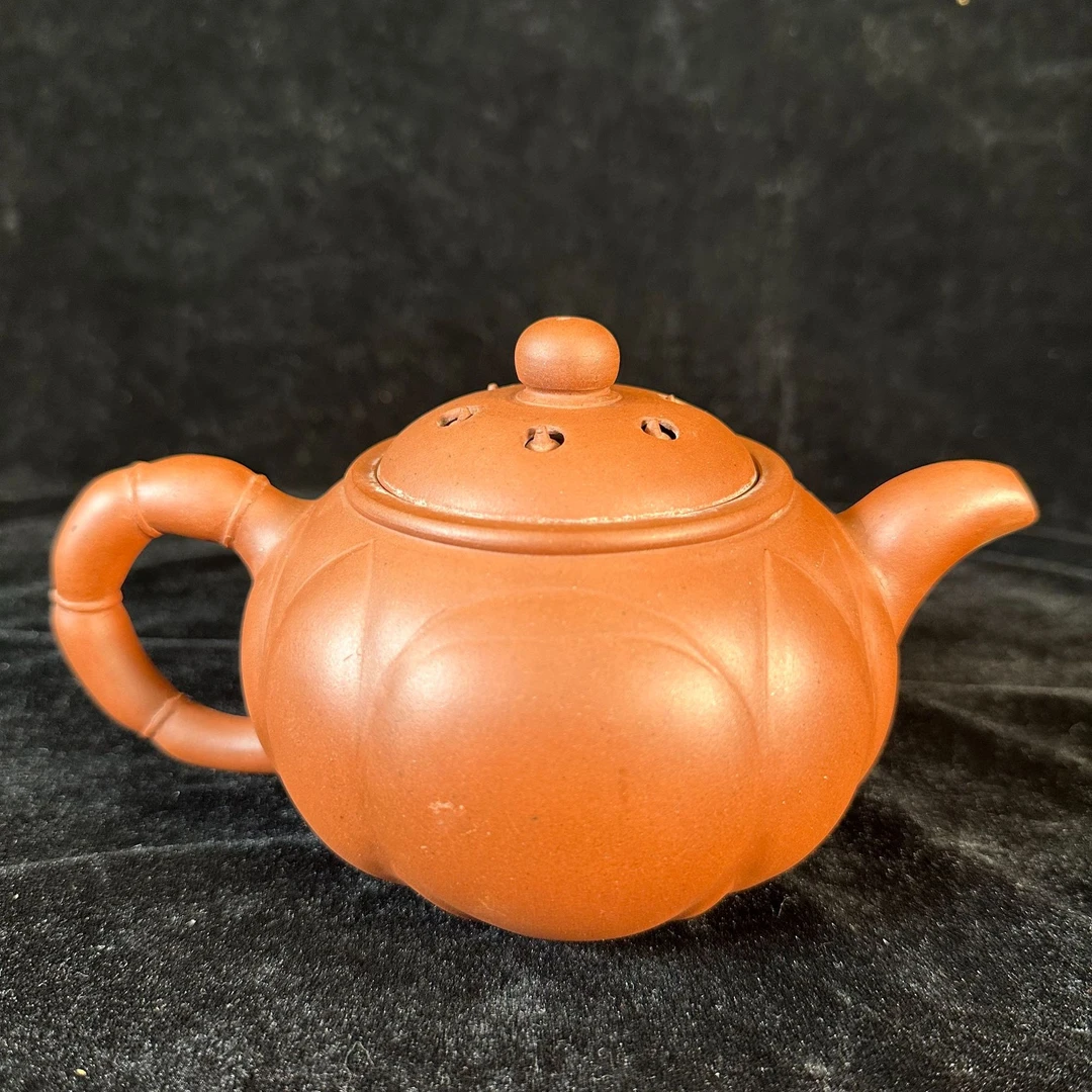 Lot6:   七十年代紫砂莲瓣壶   L：19.5cm