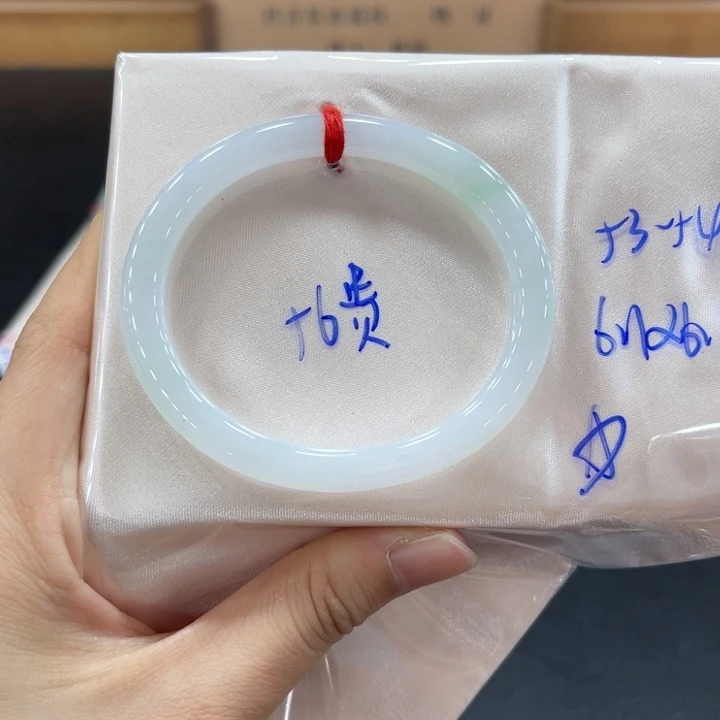 翡翠手镯未镶嵌翡翠