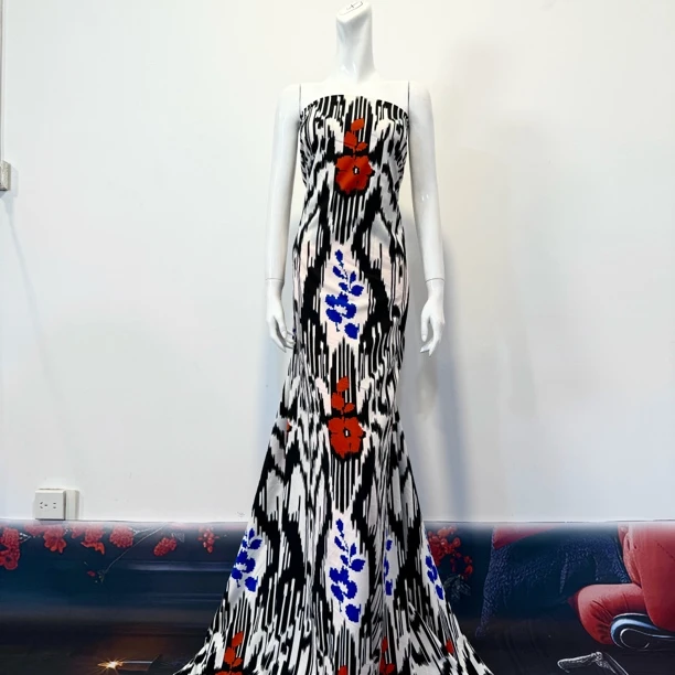 پاختا گۈللۈك ئەتلەس 连衣裙面料