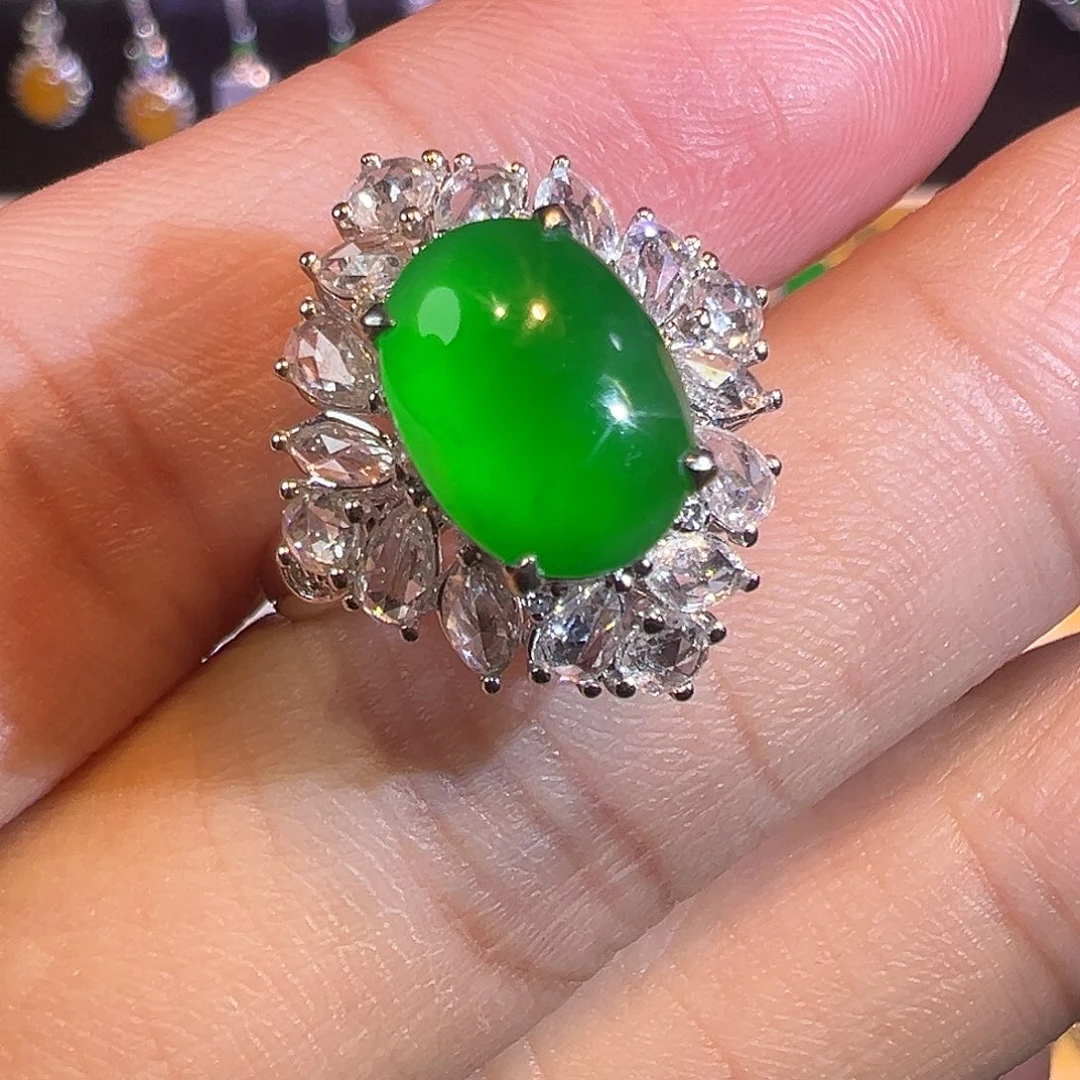 翡翠戒指18K金镶嵌高冰种阳绿蛋面
