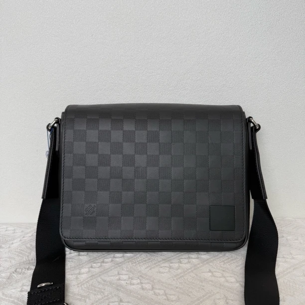 99新 LouisVuitton/路易威登 5977/闲置芯片款黑色全皮小号邮差包