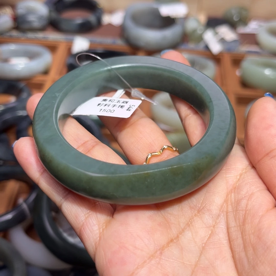 和田玉未镶嵌手镯