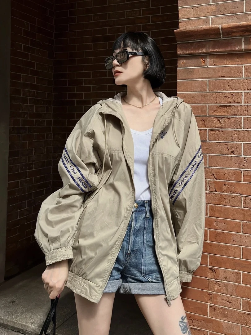 99新 Prada/普拉达 卡其色 连帽外套 38码