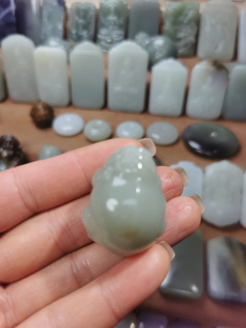 天然和田玉山料且末貔貅吊坠