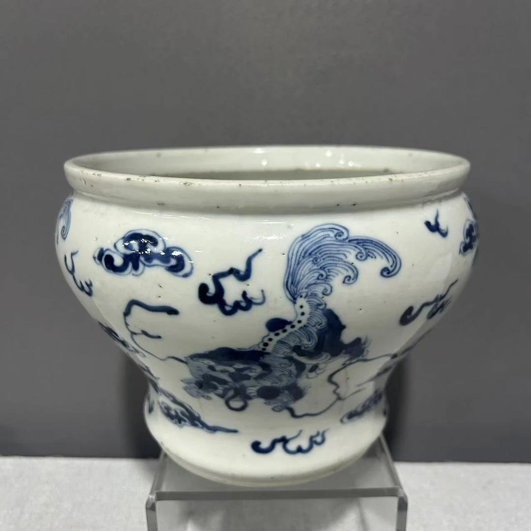 A0901069 清晚期 青花狮子敞口尊（口径约19  高14.3）