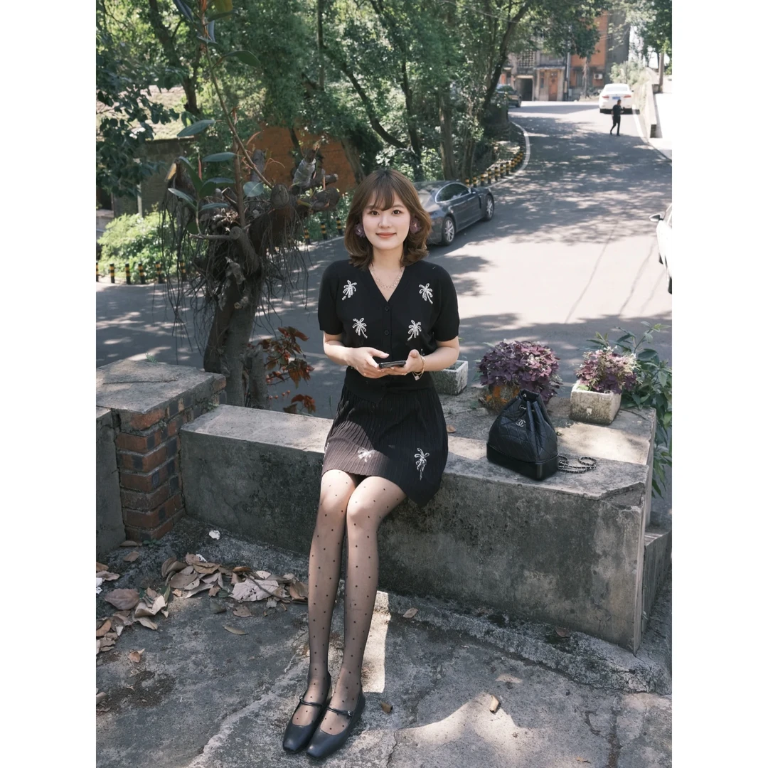 烟花短袖套装夏季新款简约烟花亮片V领针织优雅气质套装女