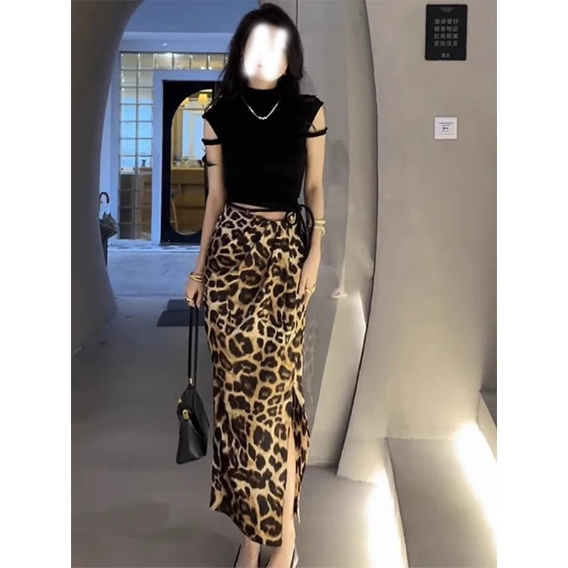 2025年新款半高领镂空设计感上衣+气质高腰豹纹半身裙时尚套装女