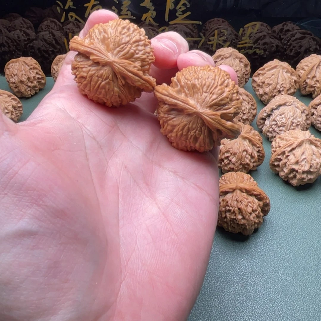核桃把件安*春40白狮子，已经打底