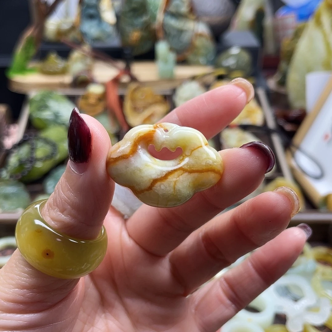 蛇纹石玉颈饰未镶嵌尚*花玉血管