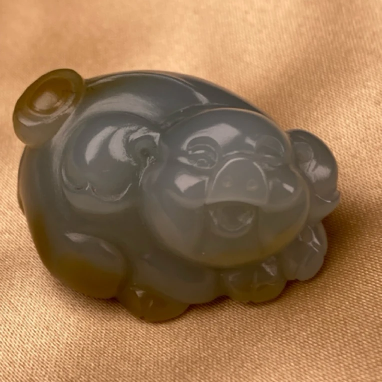 和田玉苏工俏色巧雕小福猪吊坠