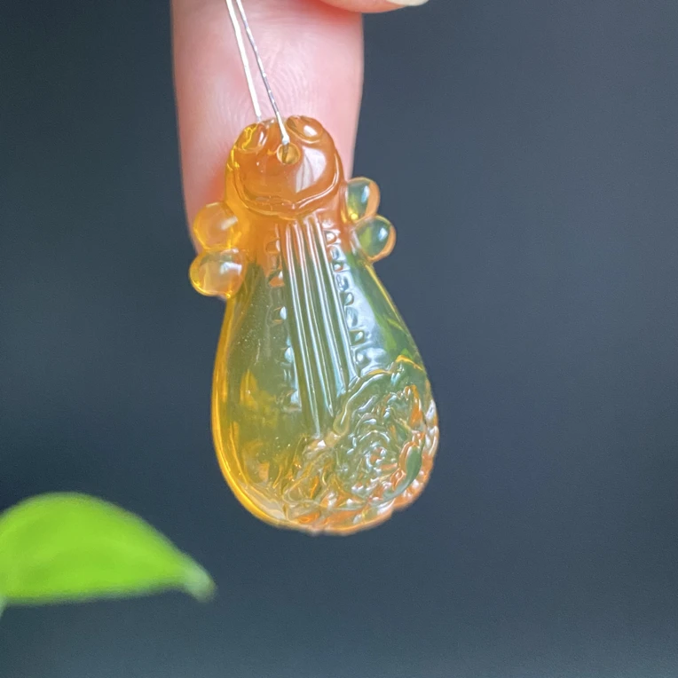 29 天然无优化墨西哥蓝珀高净水全手工雕刻牡丹琵琶挂坠吊坠