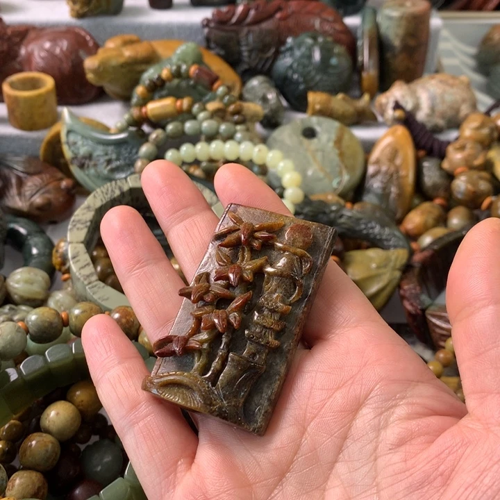 未镶嵌岫岩河磨玉（透闪石质玉）把件