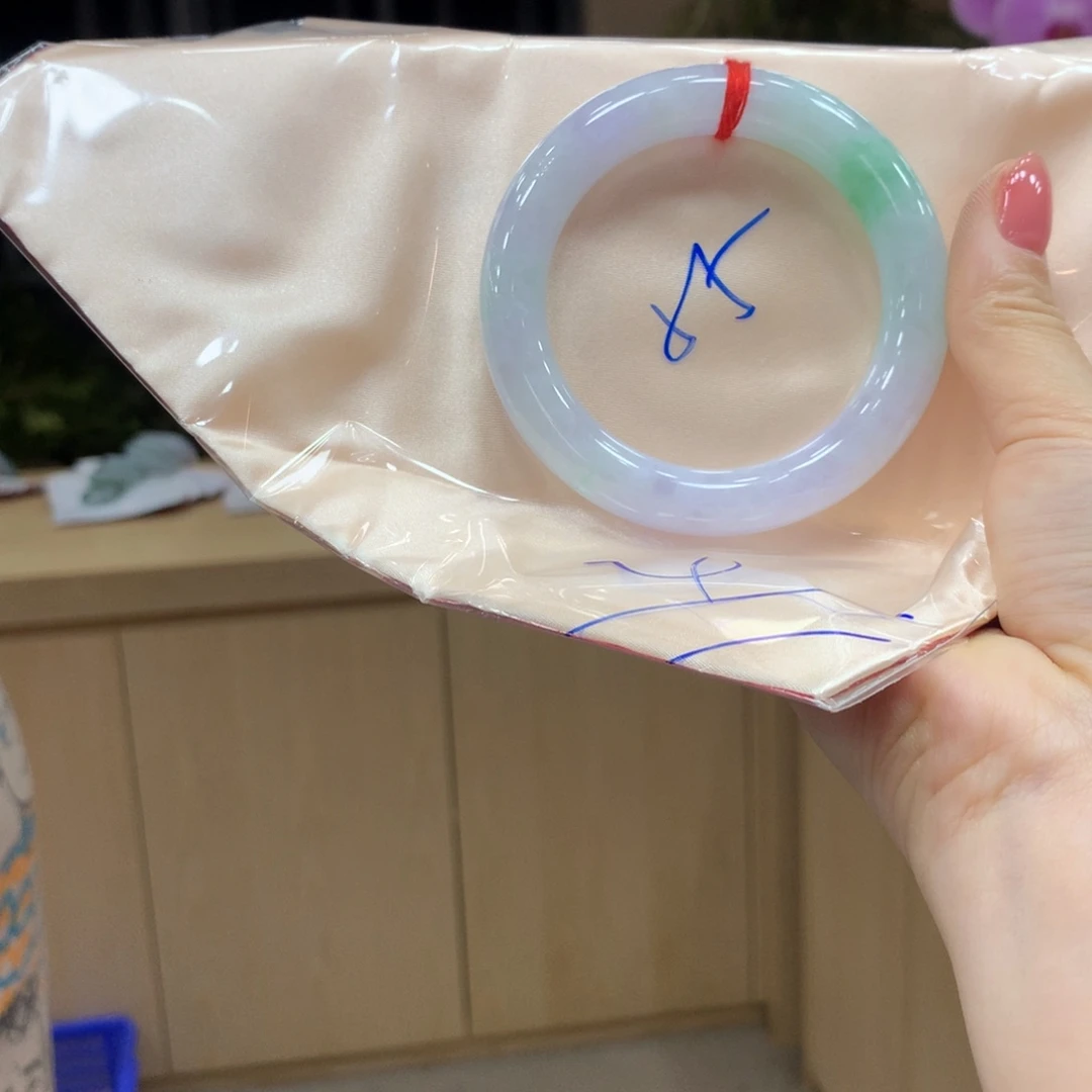 翡翠手镯未镶嵌不退不换