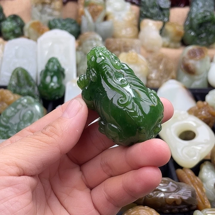 天***勤颈饰未镶嵌和田玉（糖玉）