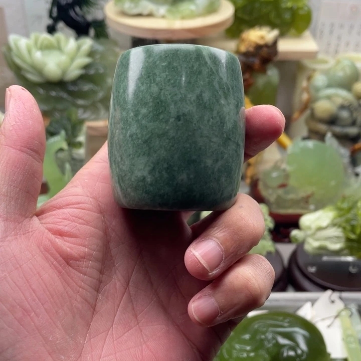 蛇纹石玉未镶嵌四大名玉杯子