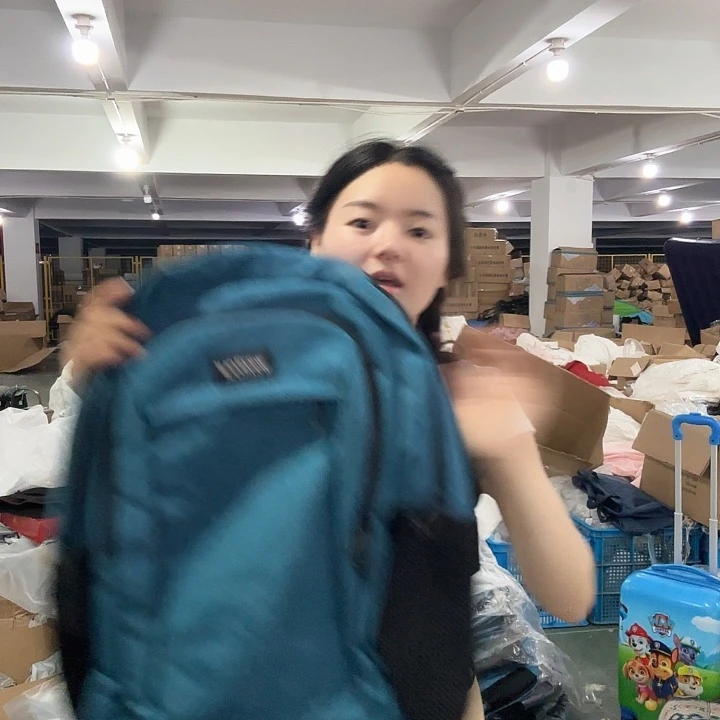 浅蓝色书包发1个