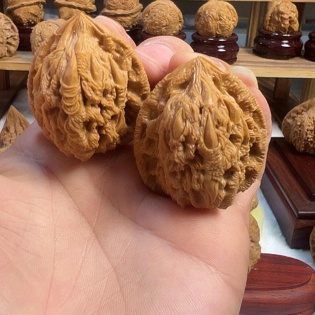 迷***童核桃雕刻题材核桃吞噬