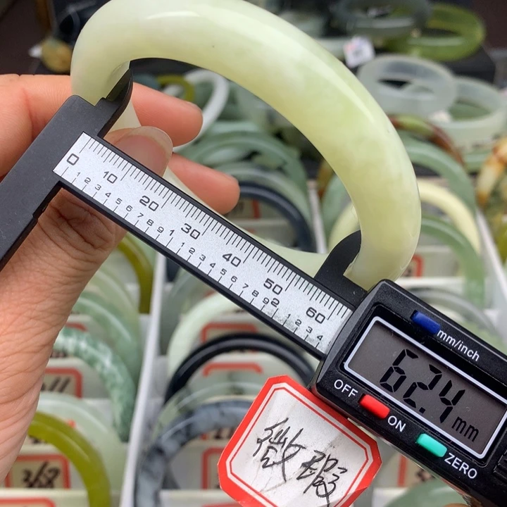 蛇纹石玉未镶嵌手镯385