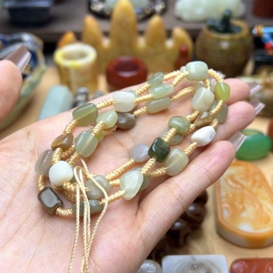 蛇纹石玉未镶嵌颈饰