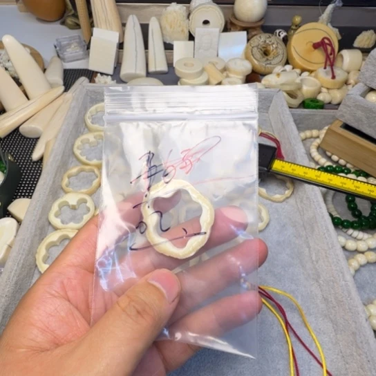 小***黑未镶嵌琥珀裸石特价处理