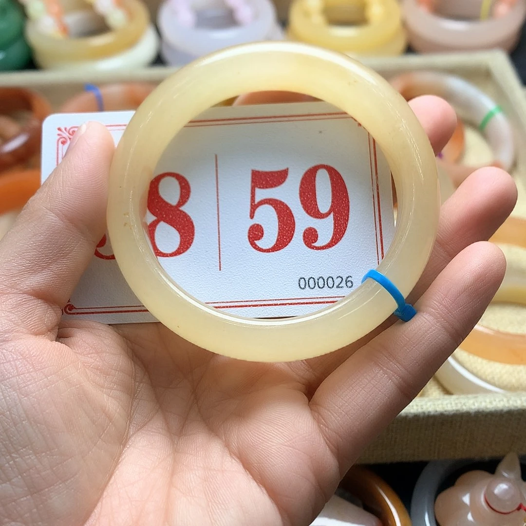 未镶嵌石英质玉（黄龙玉）手镯