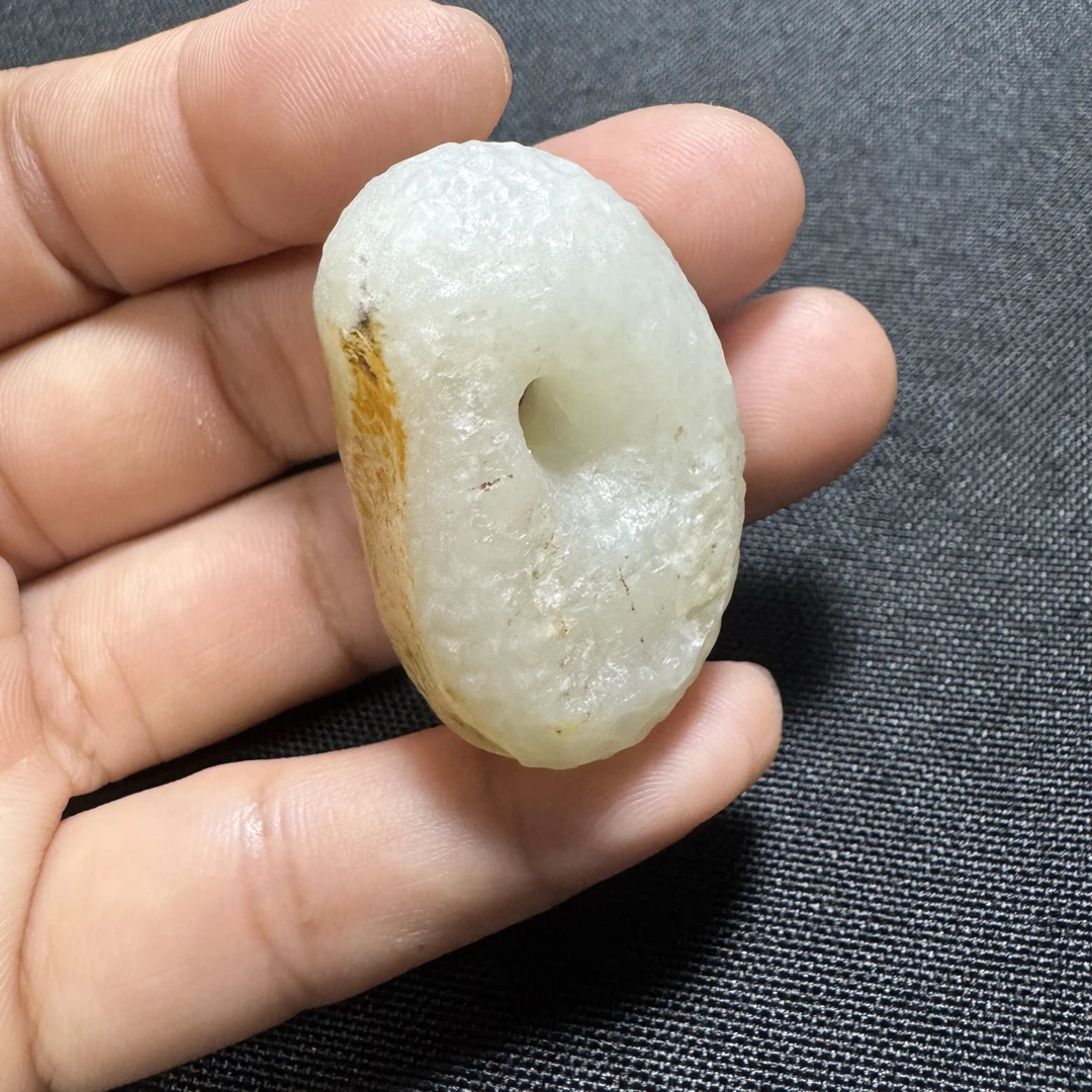 和田玉平安环双色意境设计彰显独特韵味