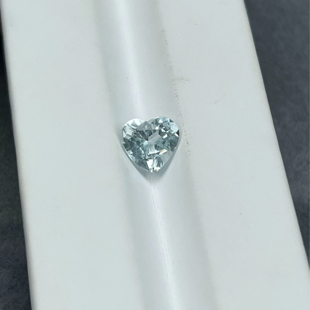 天然海蓝宝心形7.5mm左右，1.56CT