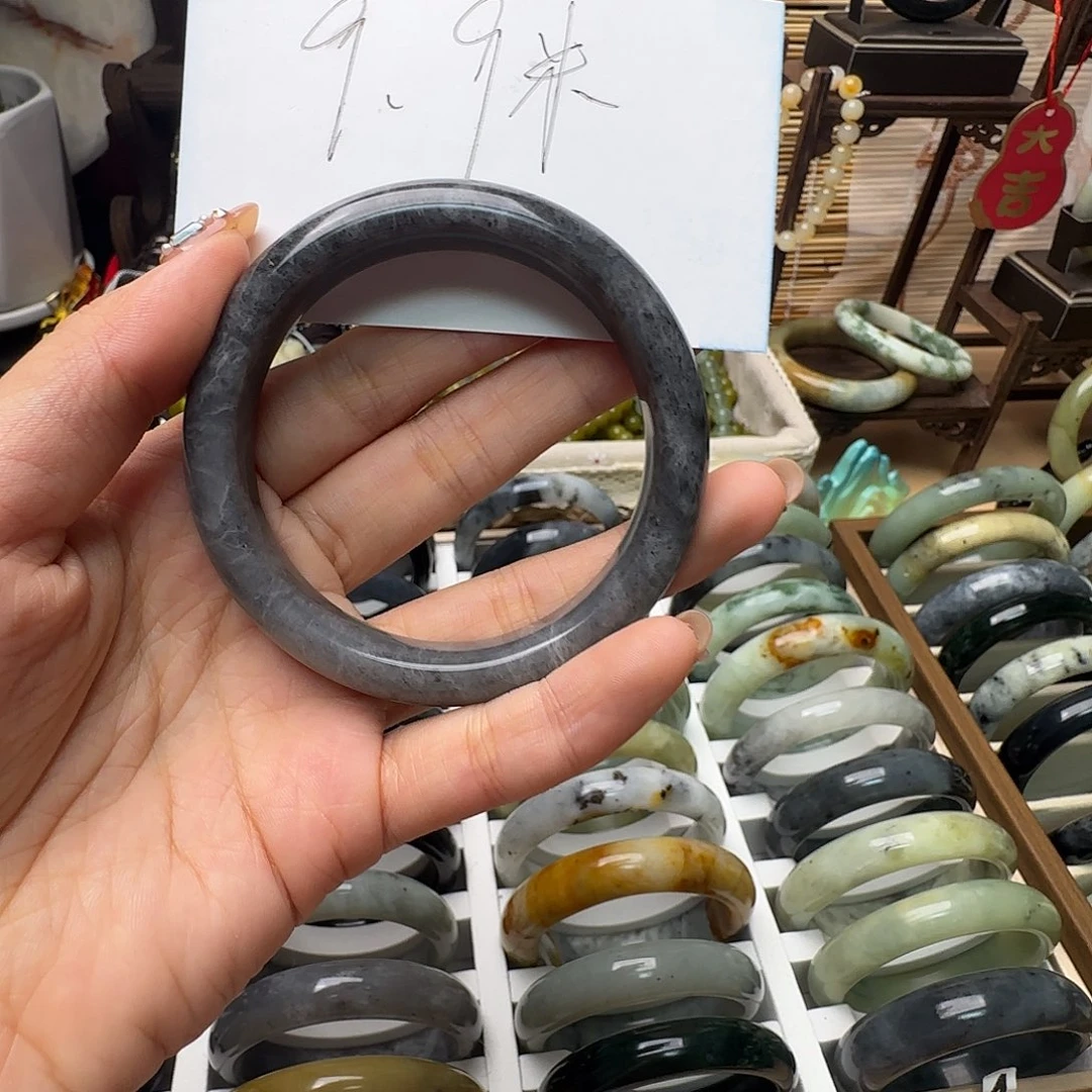 蛇纹石玉颈饰合金质***.