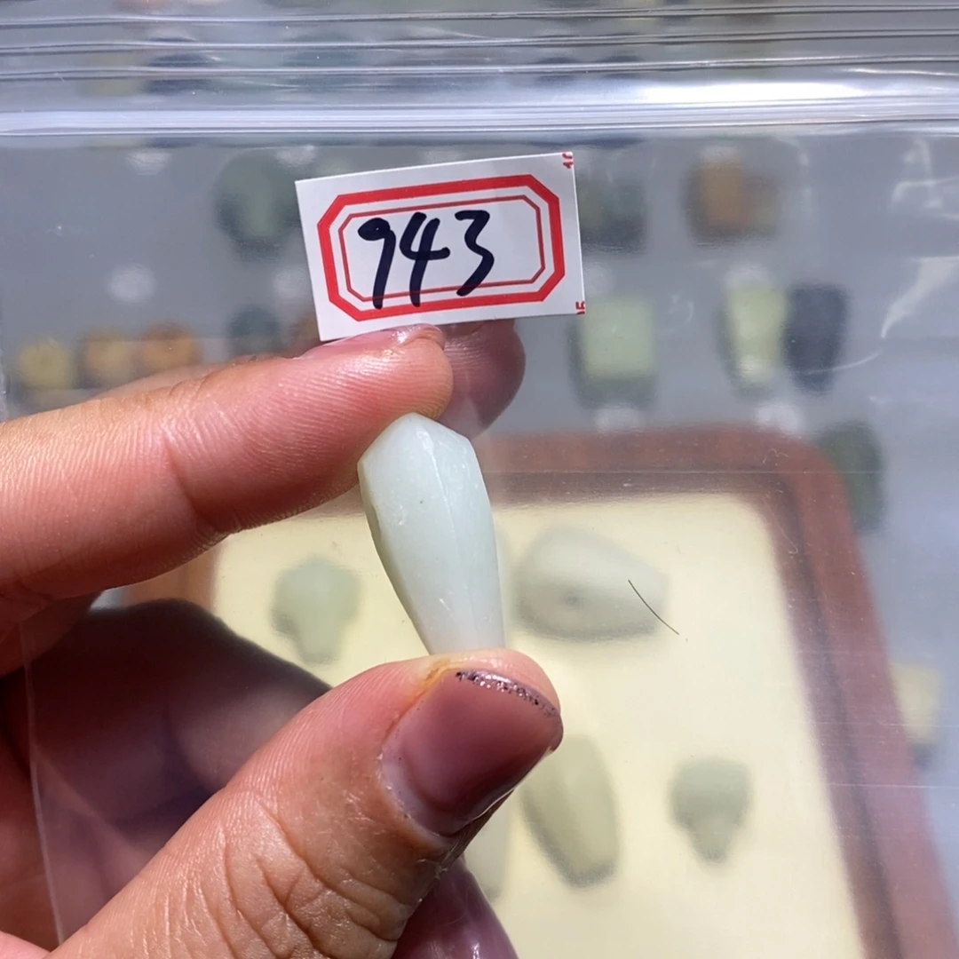 蛇纹石玉颈饰未镶嵌?**啊