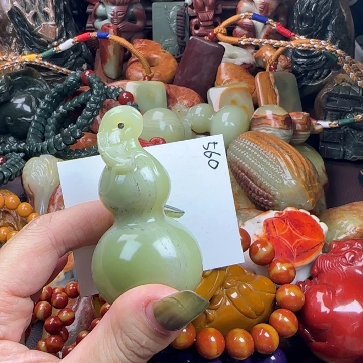 透闪石质玉未镶嵌珠宝奇石