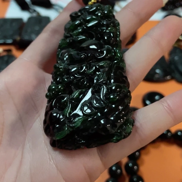 翡翠颈饰未镶嵌学*