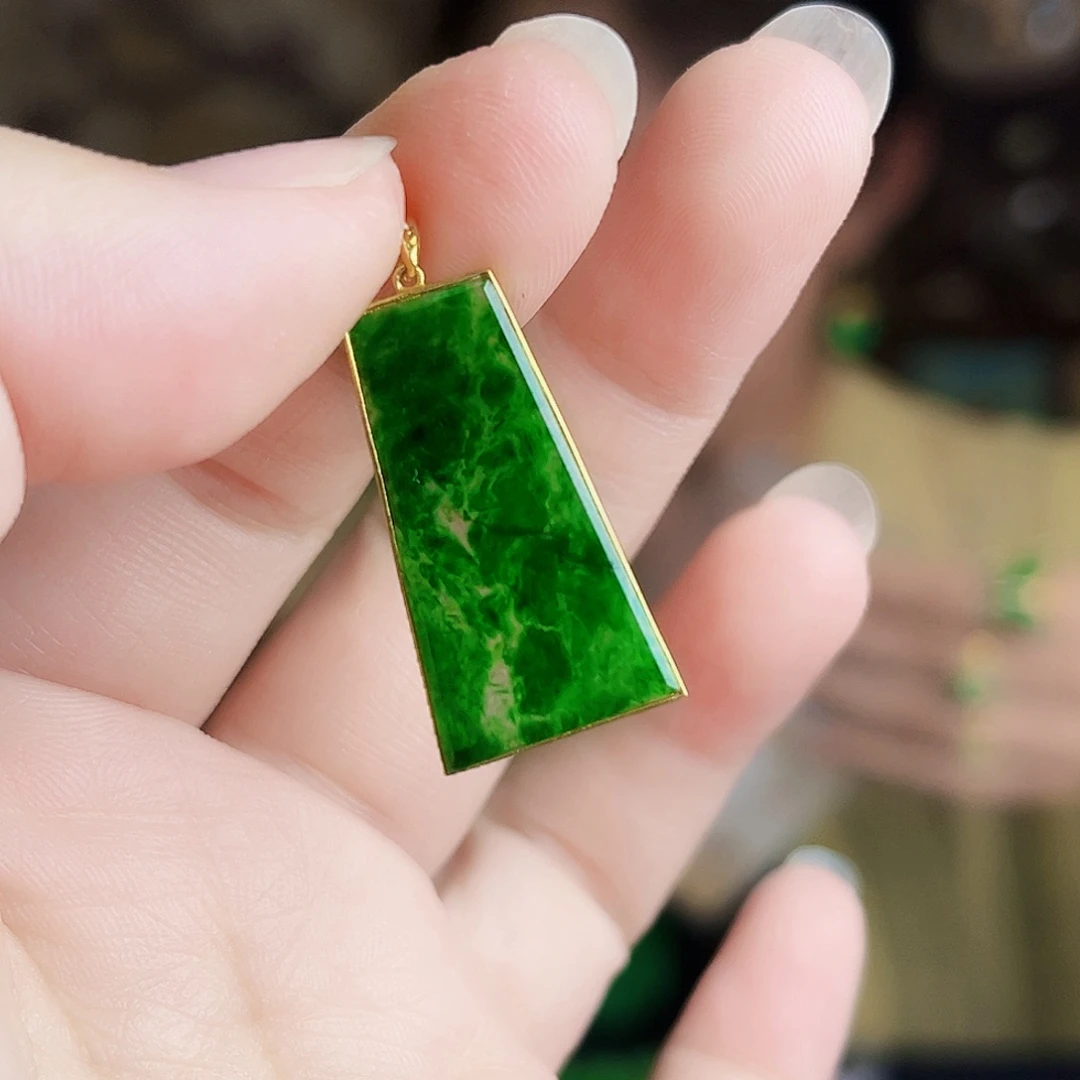 翡翠18K金镶嵌颈饰吊坠