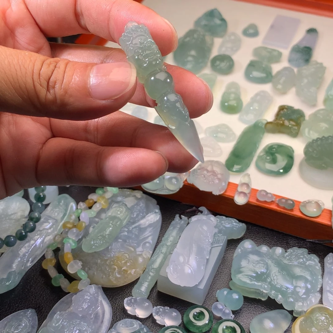 翡翠未镶嵌颈饰挂件