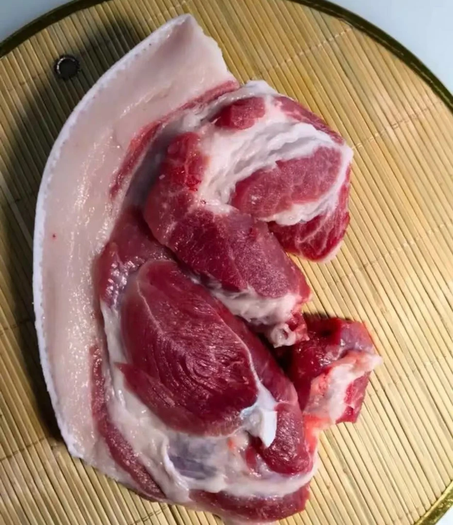 东北农村纯粮食喂养本地笨猪肉