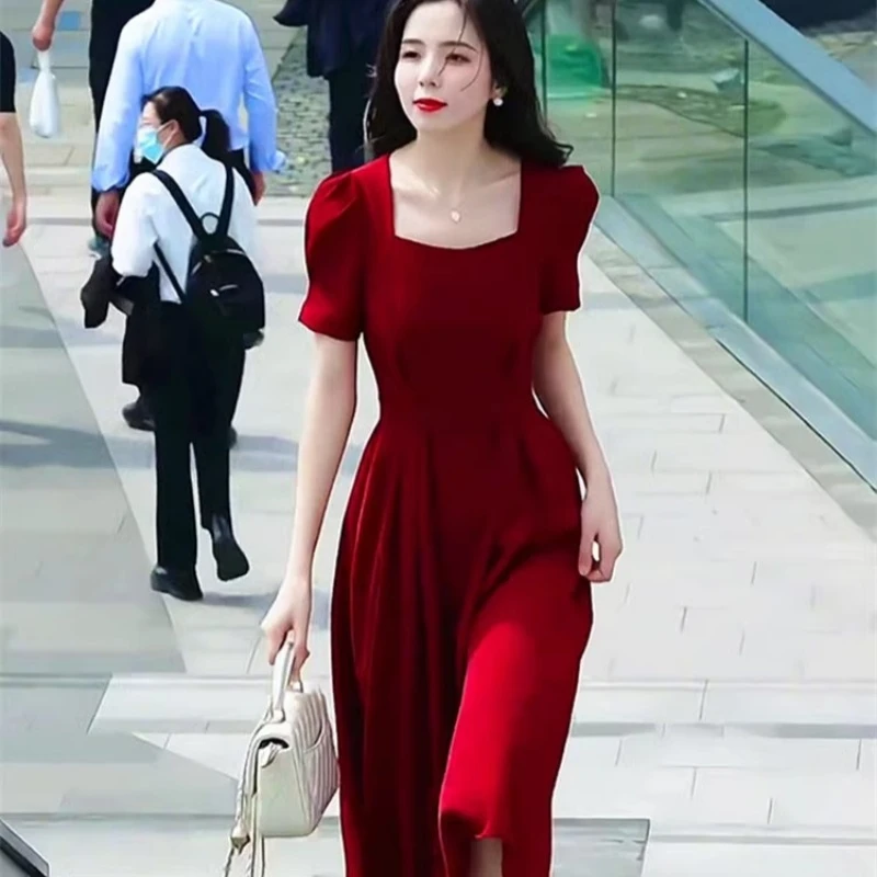 红色连衣裙女2025夏季新款法式收腰气质方领高级感赫本风敬酒服