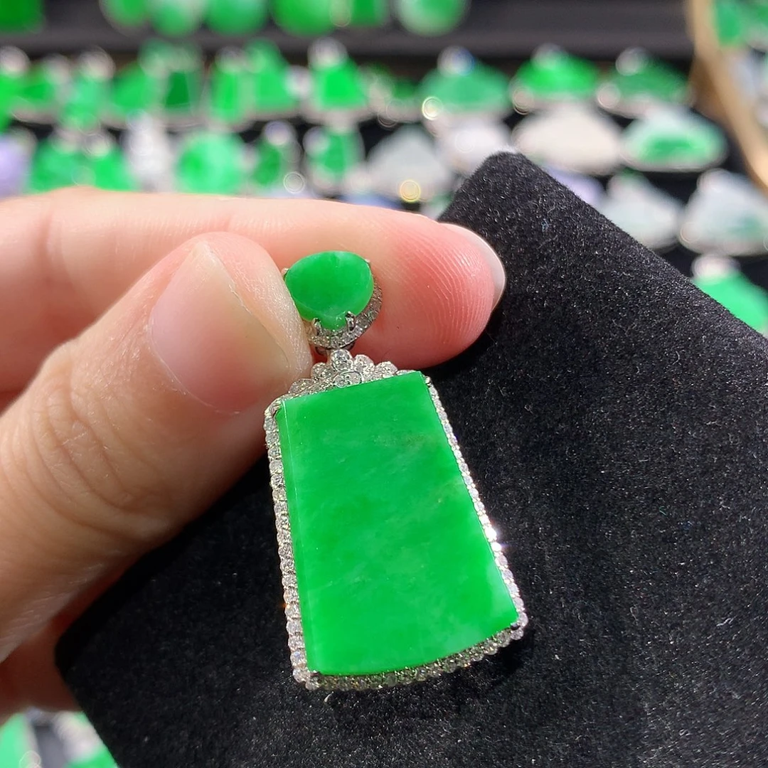 翡翠18K金镶嵌颈饰