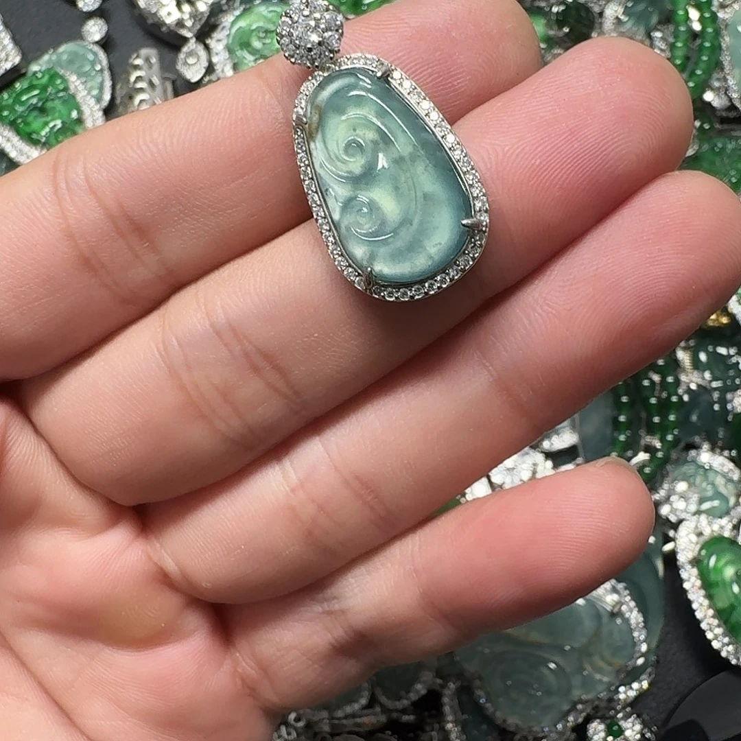 翡翠未镶嵌颈饰天然A货翡翠放漏