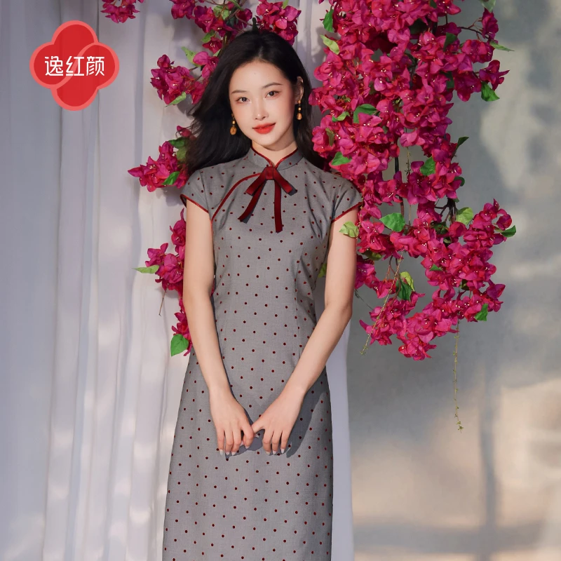 逸红颜佳音2025夏新款学院风文艺高智灰u系红波点复古修身旗袍