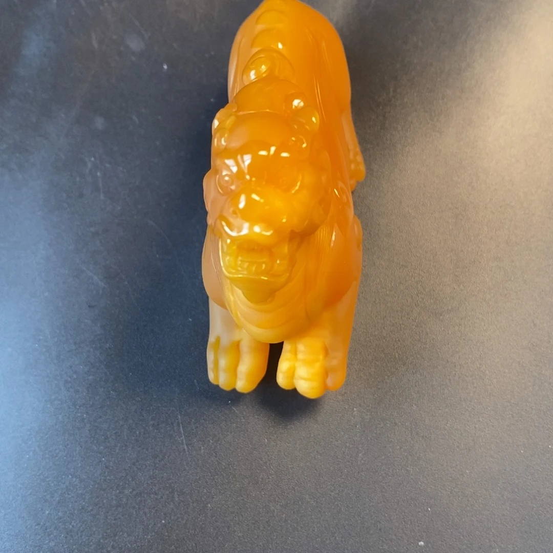 泰***家未镶嵌手把石英质玉（缅黄）