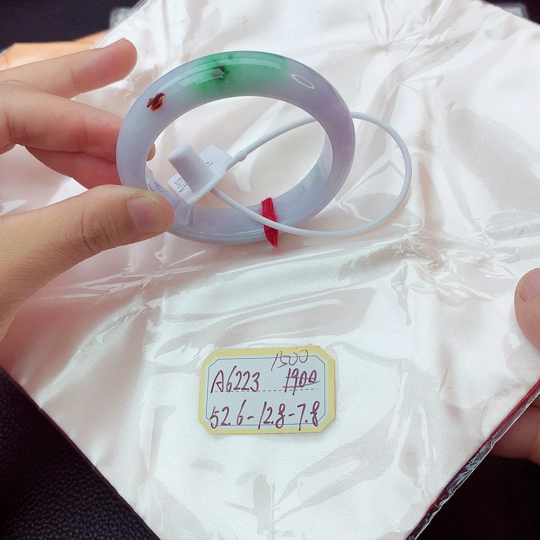 翡翠手镯未镶嵌翡翠