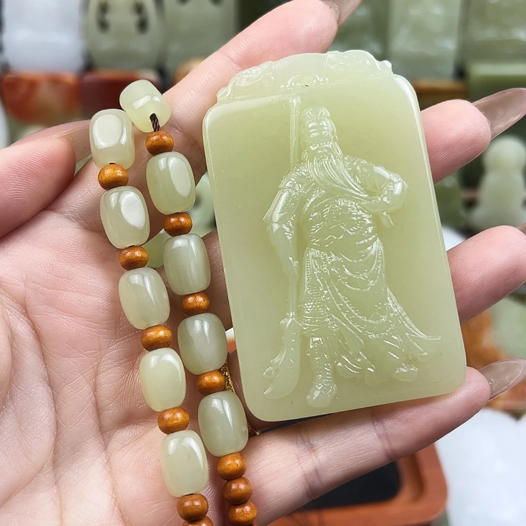 翠绿色关公牌吊坠