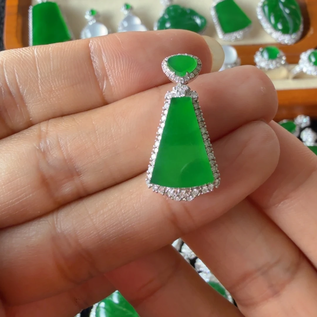 翡翠18K金镶嵌颈饰吊坠