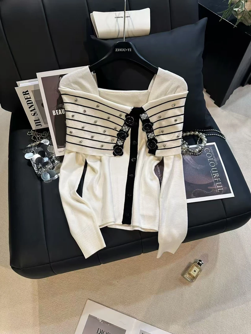 ZHOUYI/周一 秋季2025条纹钻饰花朵纽扣露肩设计白色方领针织上衣