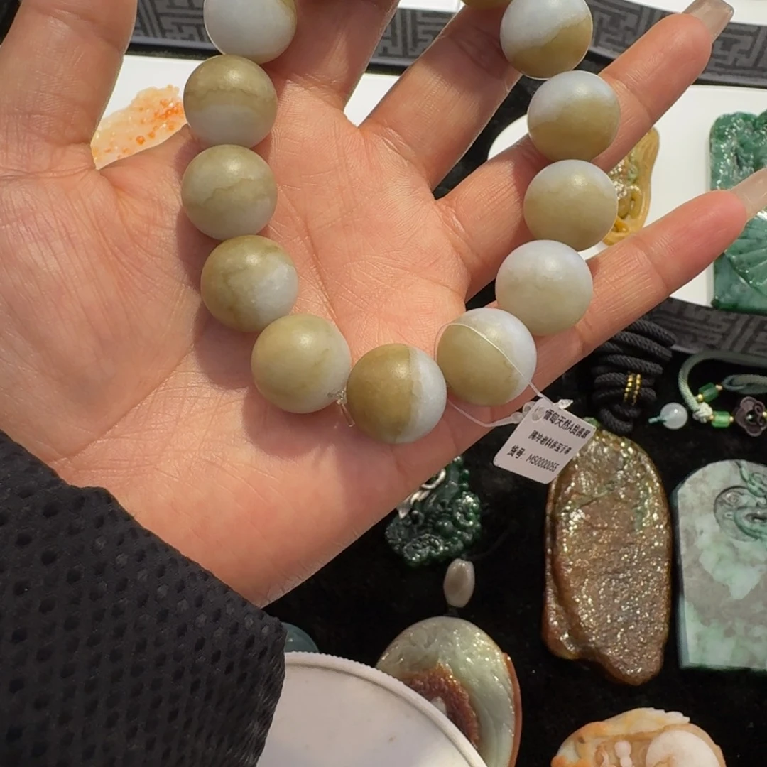 且***怀翡翠未镶嵌颈饰翡翠珠串