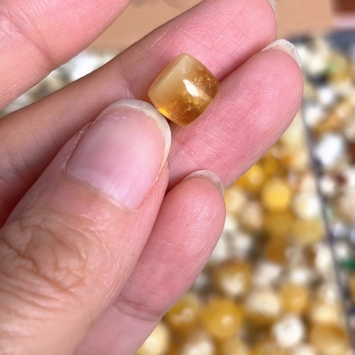 未镶嵌蜜蜡裸石9mm一个