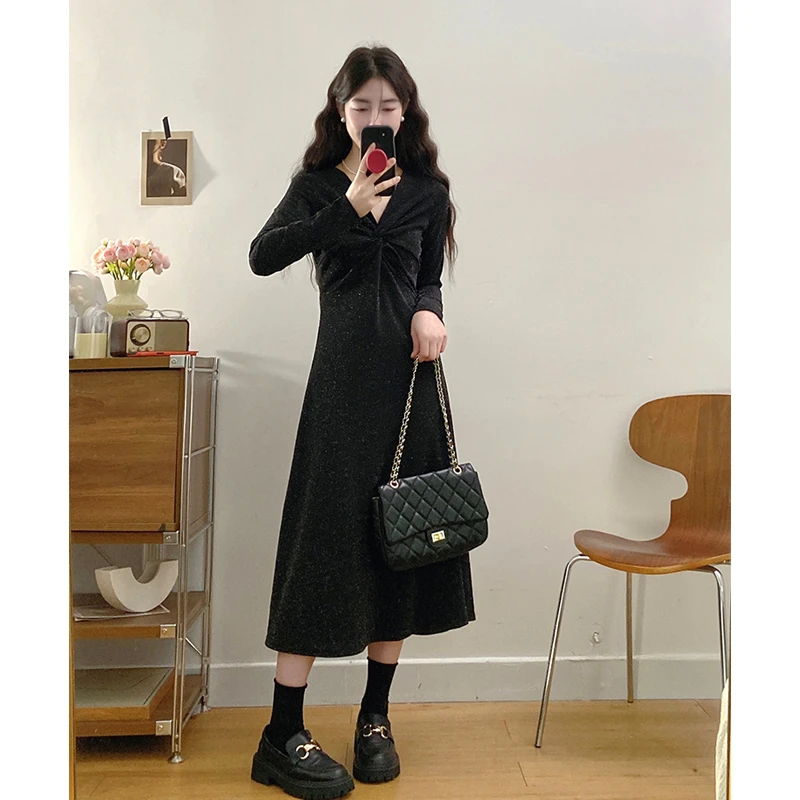大码针织连衣裙女2025开春新款胖mm显瘦v领打底裙子法式黑长裙