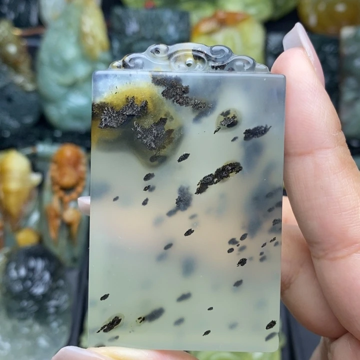 蛇纹石玉未镶嵌颈饰